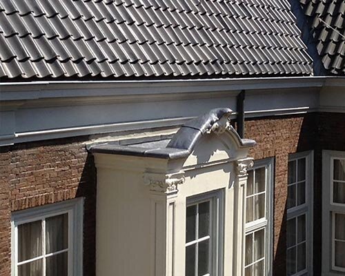 Gerestaureerde dakkapel met zinken afdekking op een grachtenpand