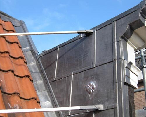 Loodbekleding op een gevelwand tussen twee pannendaken